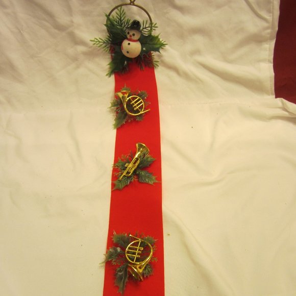 VTG 70'S RED RIBBON DOOR HANGER W/PLASTIC SNOWMAN & INSTRUMENTS & GREENS - Picture 1 of 5